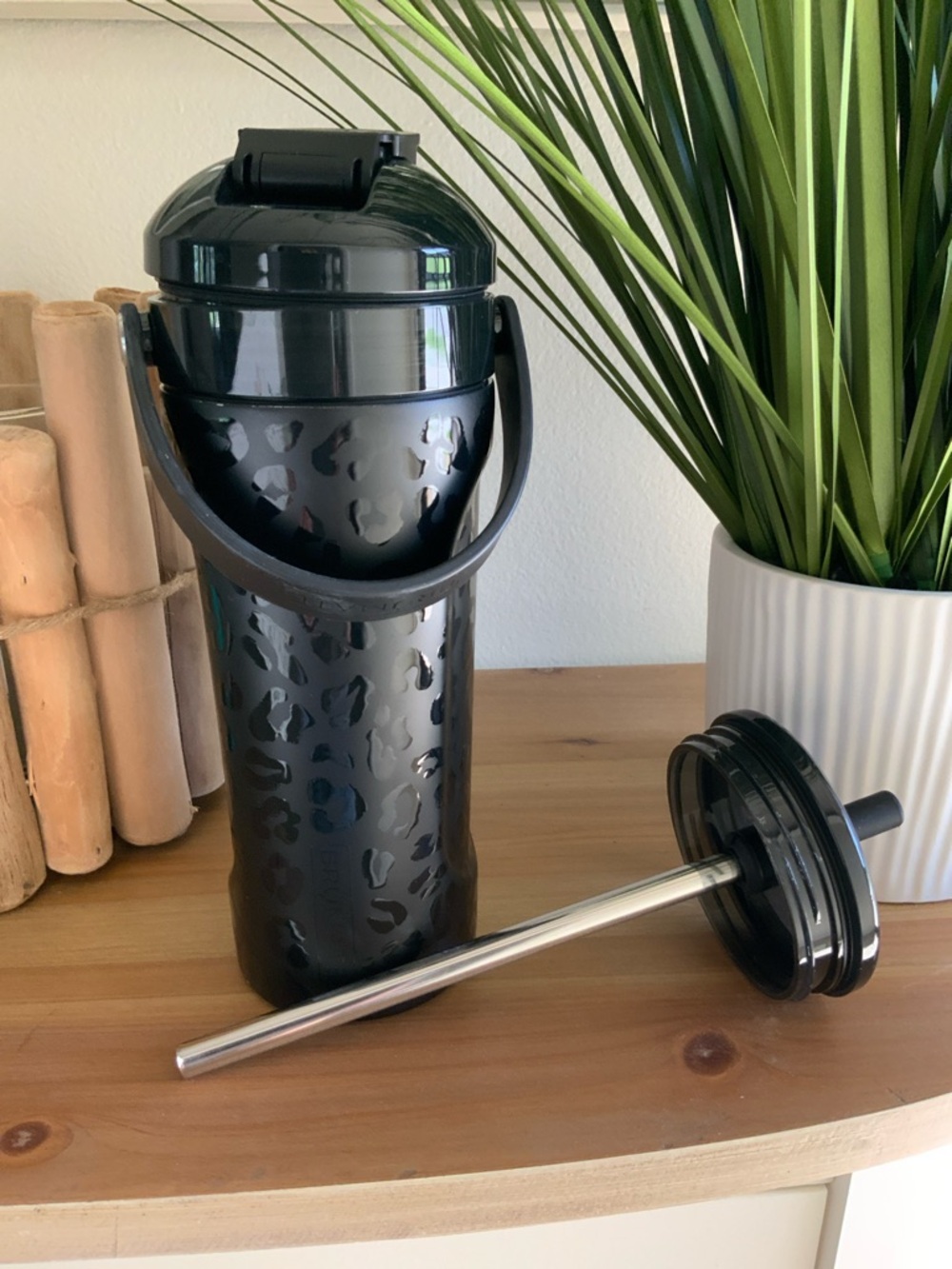 BruMate Black Leopard Mulitshaker